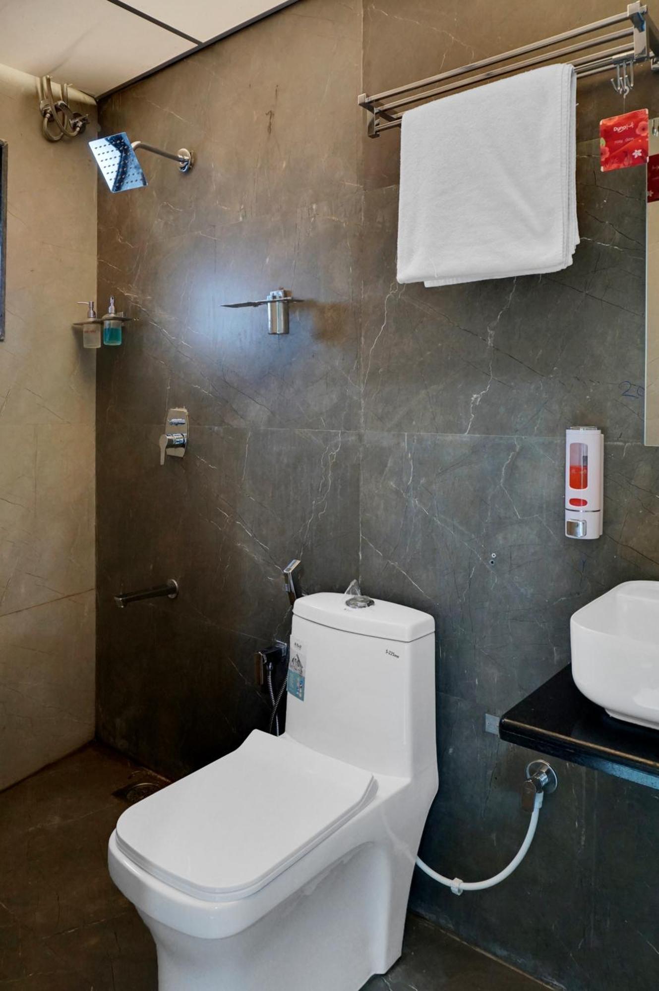 Hotel Sayba Executive Пуна Экстерьер фото