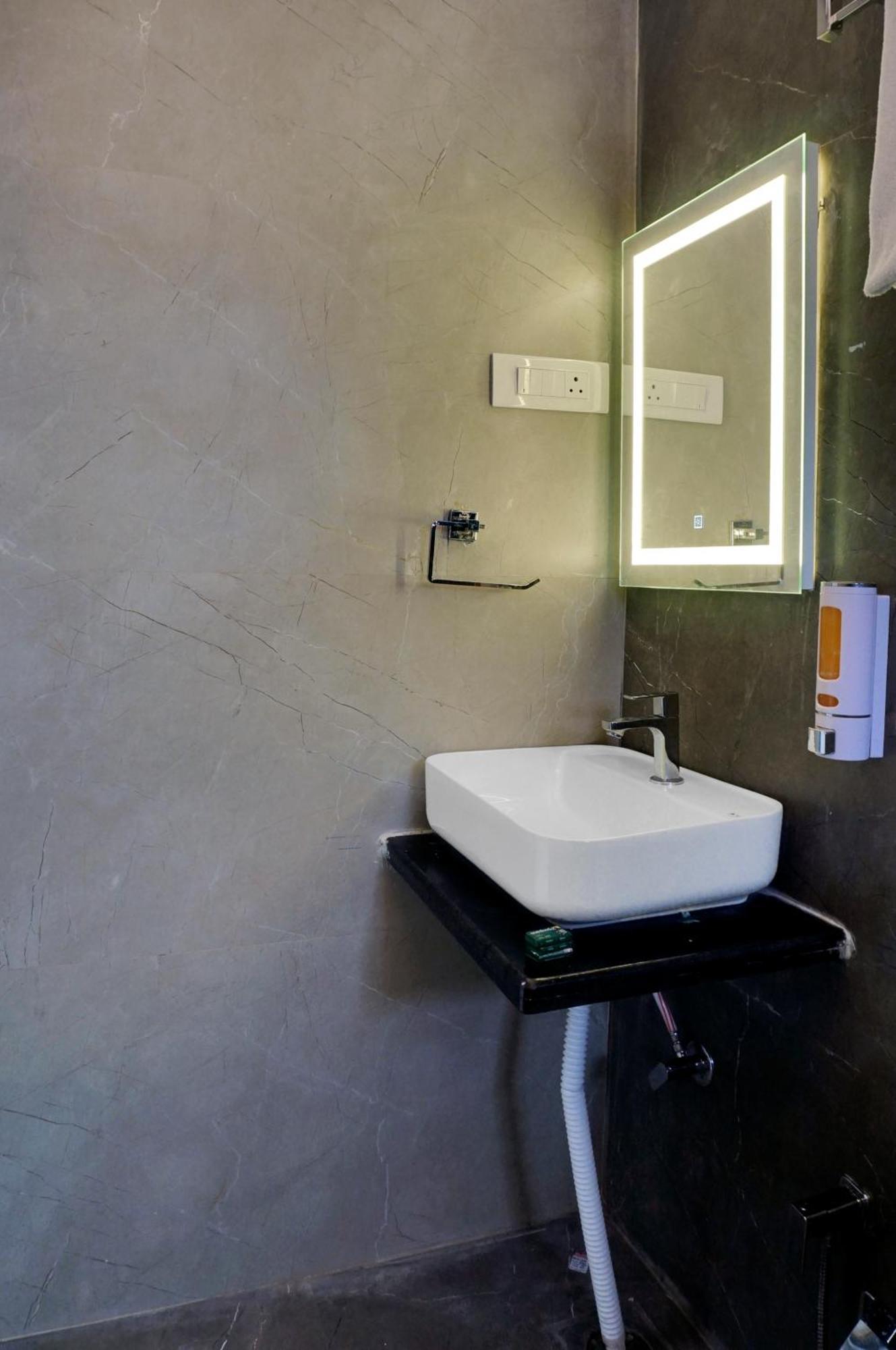 Hotel Sayba Executive Пуна Экстерьер фото